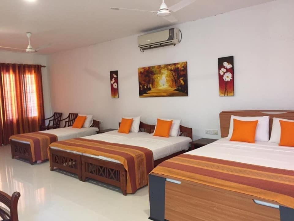 Hotel Sunflower Kataragama Esterno foto