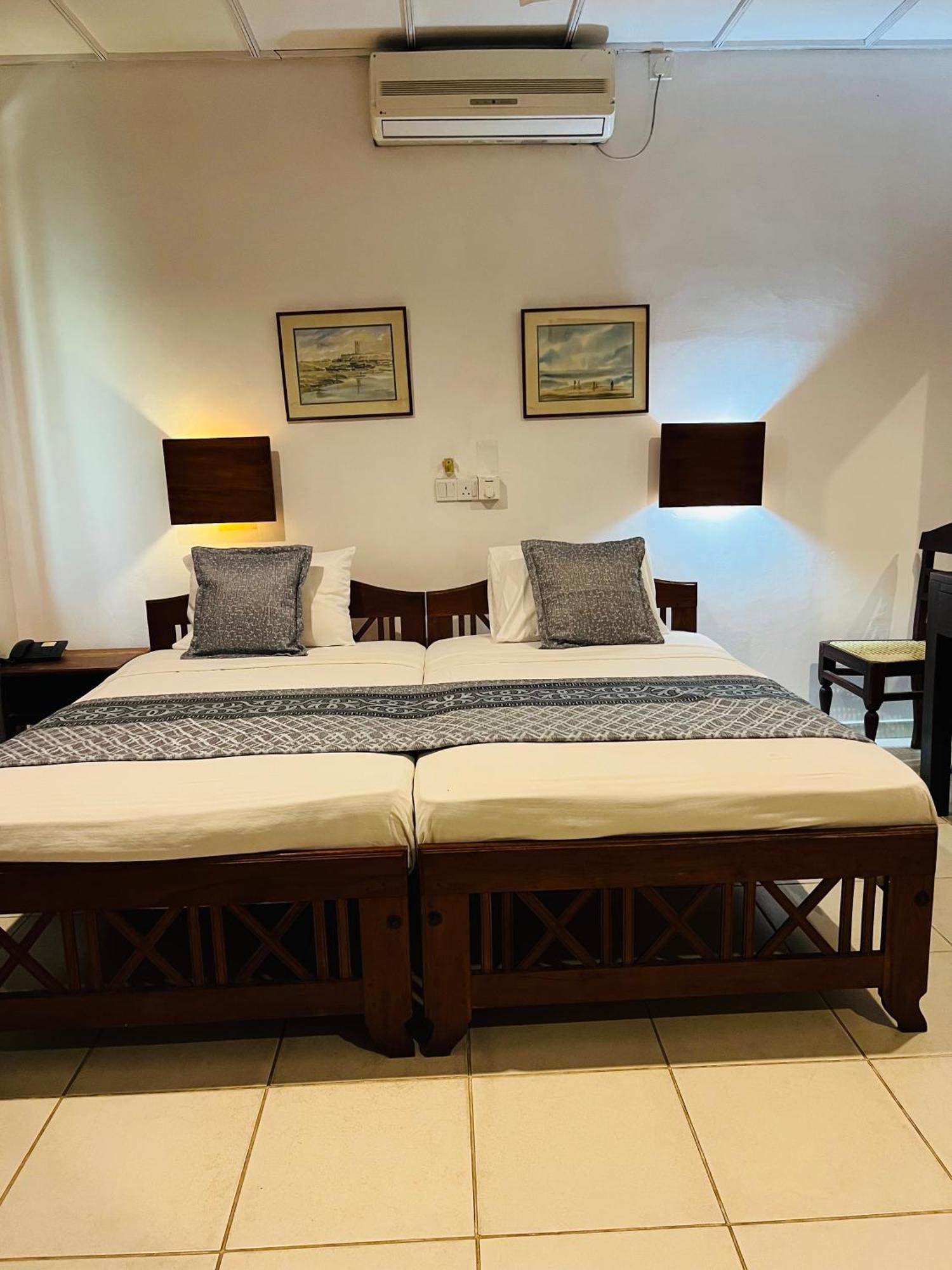 Hotel Sunflower Kataragama Esterno foto