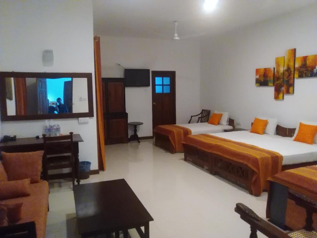 Hotel Sunflower Kataragama Esterno foto