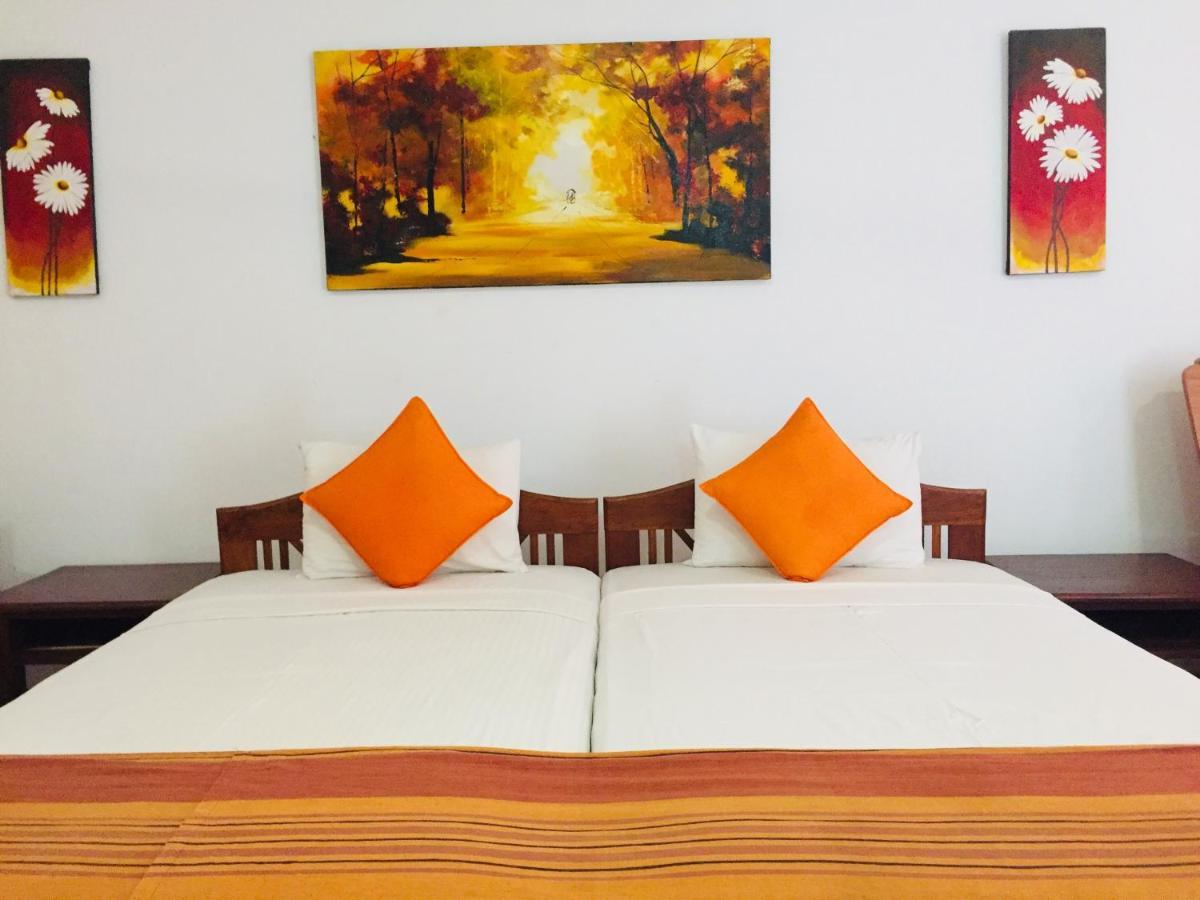 Hotel Sunflower Kataragama Esterno foto