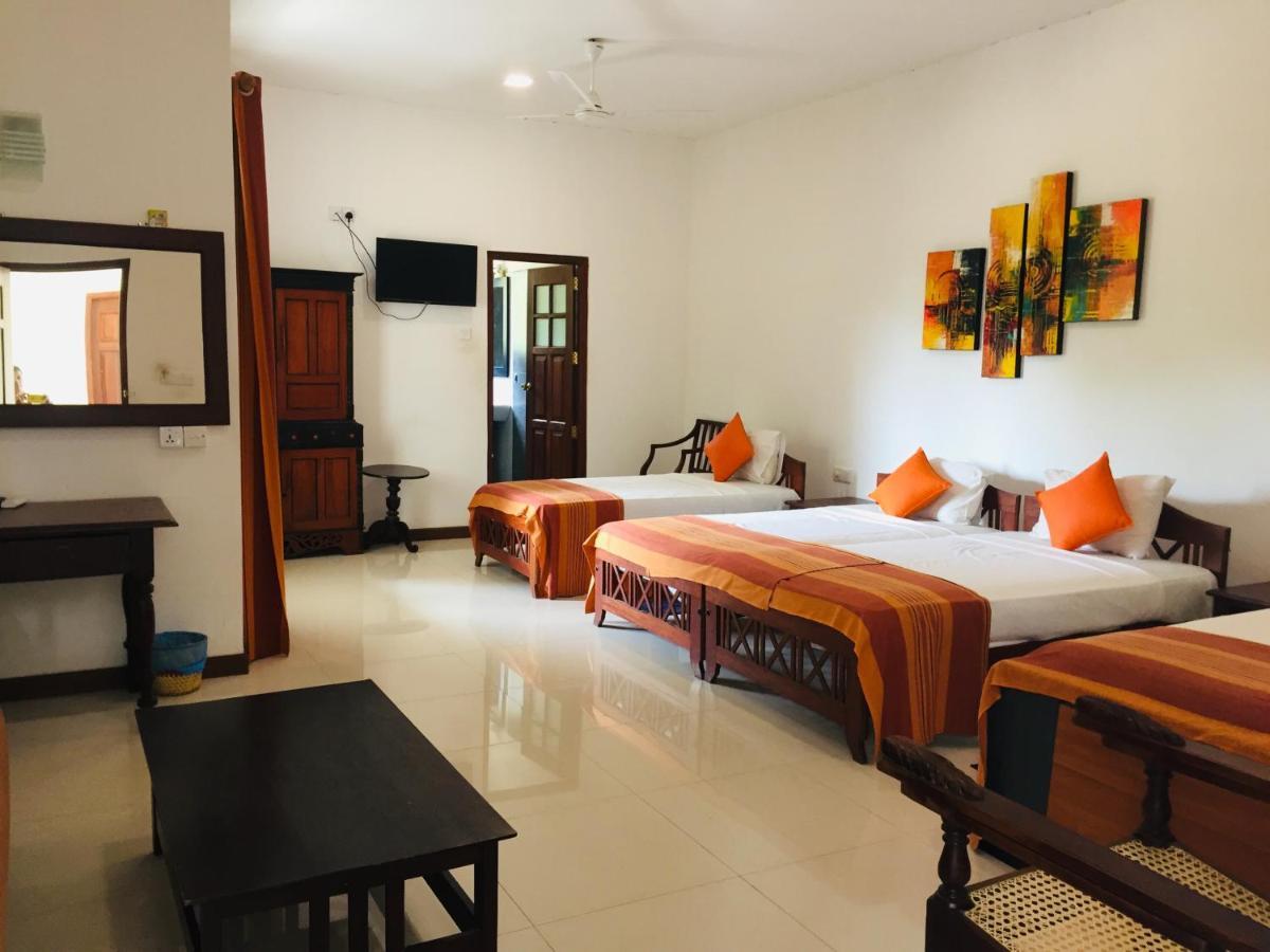 Hotel Sunflower Kataragama Esterno foto
